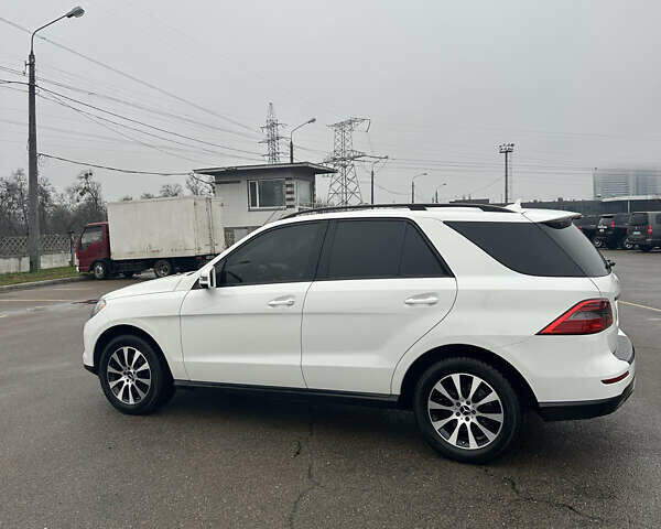 Белый Мерседес М-Класс, объемом двигателя 2.14 л и пробегом 282 тыс. км за 18900 $, фото 4 на Automoto.ua