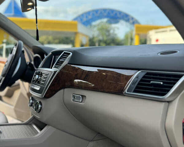 Мерседес М-Класс 2013 в Ровно на Automoto.ua Бежевый Мерседес М-Класс, объемом двигателя 2.99 л и пробегом 235 тыс. км за 21650 $, фото 9 на Automoto.ua