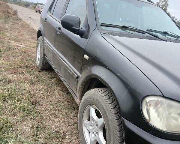 Черный Мерседес М-Класс, объемом двигателя 2.3 л и пробегом 250 тыс. км за 4000 $, фото 1 на Automoto.ua