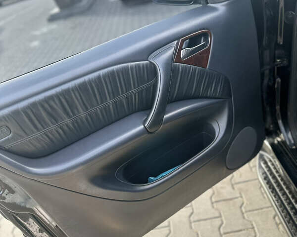 Черный Мерседес М-Класс, объемом двигателя 3.72 л и пробегом 300 тыс. км за 7700 $, фото 10 на Automoto.ua