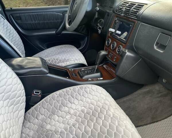 Черный Мерседес М-Класс, объемом двигателя 2.69 л и пробегом 345 тыс. км за 8200 $, фото 12 на Automoto.ua