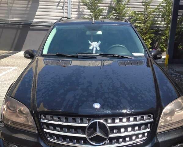 Черный Мерседес М-Класс, объемом двигателя 3.5 л и пробегом 213 тыс. км за 10400 $, фото 1 на Automoto.ua