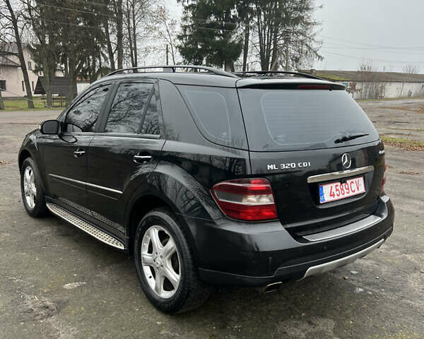 Черный Мерседес М-Класс, объемом двигателя 3 л и пробегом 300 тыс. км за 6599 $, фото 5 на Automoto.ua
