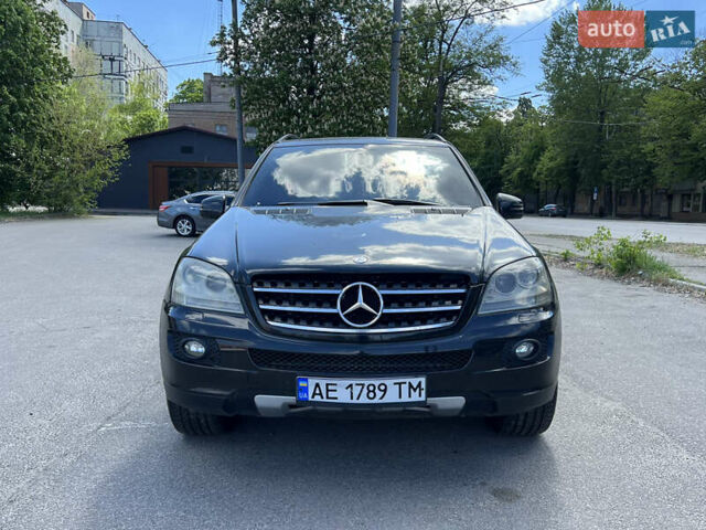 Черный Мерседес М-Класс, объемом двигателя 3.5 л и пробегом 250 тыс. км за 5500 $, фото 5 на Automoto.ua