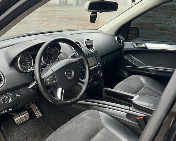 Черный Мерседес М-Класс, объемом двигателя 3 л и пробегом 300 тыс. км за 6599 $, фото 10 на Automoto.ua