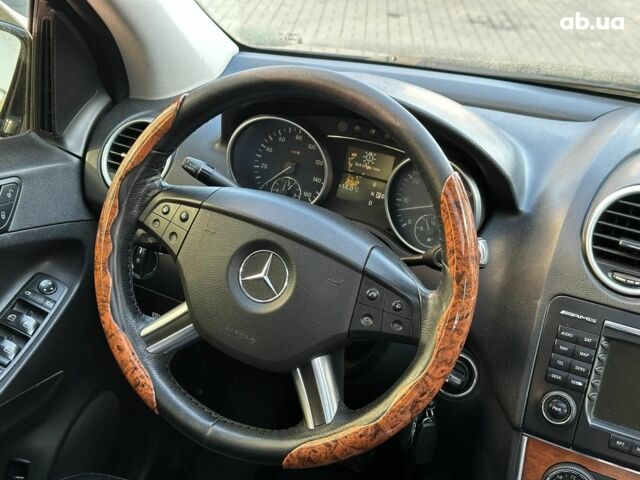 Черный Мерседес М-Класс, объемом двигателя 3.5 л и пробегом 214 тыс. км за 10940 $, фото 21 на Automoto.ua