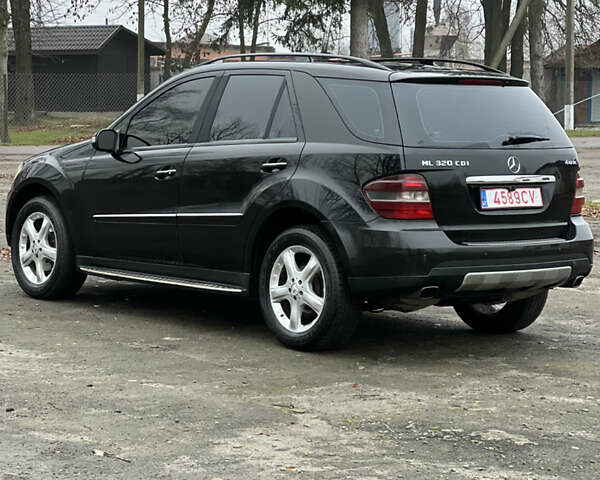 Черный Мерседес М-Класс, объемом двигателя 3 л и пробегом 300 тыс. км за 6599 $, фото 6 на Automoto.ua