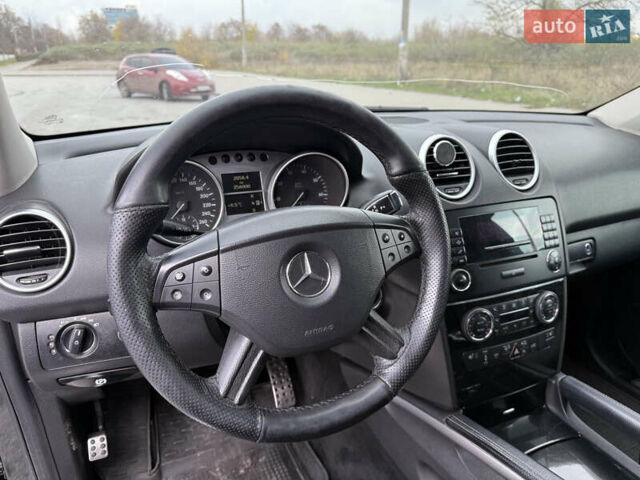Черный Мерседес М-Класс, объемом двигателя 3.5 л и пробегом 250 тыс. км за 7900 $, фото 6 на Automoto.ua