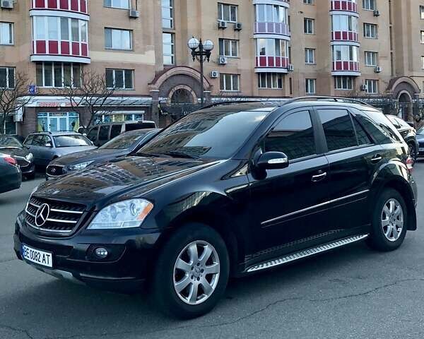 Черный Мерседес М-Класс, объемом двигателя 3.5 л и пробегом 220 тыс. км за 8000 $, фото 5 на Automoto.ua