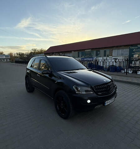 Черный Мерседес М-Класс, объемом двигателя 2.99 л и пробегом 293 тыс. км за 11000 $, фото 3 на Automoto.ua