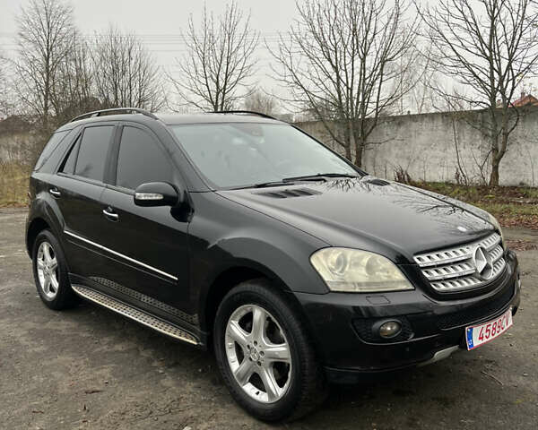 Черный Мерседес М-Класс, объемом двигателя 3 л и пробегом 300 тыс. км за 6599 $, фото 1 на Automoto.ua