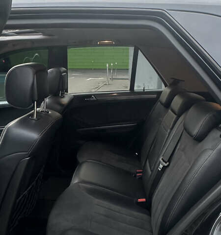 Черный Мерседес М-Класс, объемом двигателя 4.97 л и пробегом 335 тыс. км за 10500 $, фото 11 на Automoto.ua