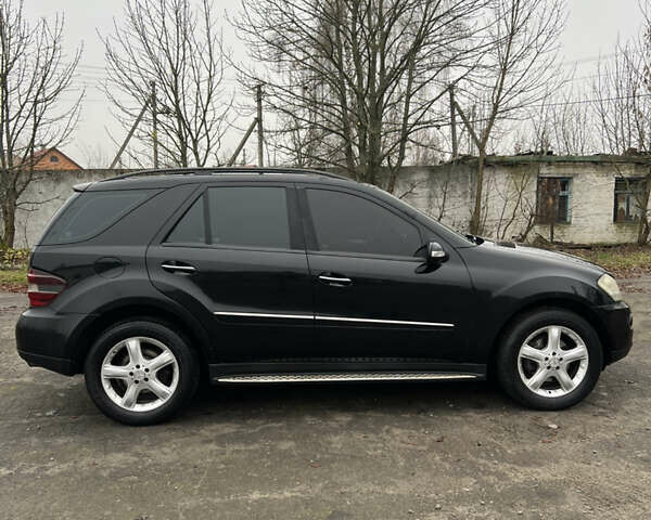 Черный Мерседес М-Класс, объемом двигателя 3 л и пробегом 300 тыс. км за 6599 $, фото 4 на Automoto.ua