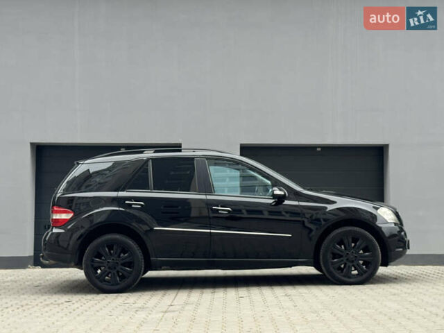 Черный Мерседес М-Класс, объемом двигателя 3 л и пробегом 386 тыс. км за 10999 $, фото 6 на Automoto.ua