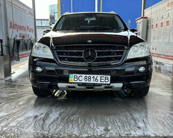 Черный Мерседес М-Класс, объемом двигателя 3.5 л и пробегом 250 тыс. км за 9500 $, фото 1 на Automoto.ua