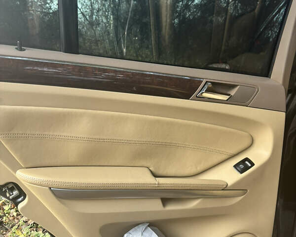 Черный Мерседес М-Класс, объемом двигателя 6.3 л и пробегом 148 тыс. км за 12500 $, фото 12 на Automoto.ua