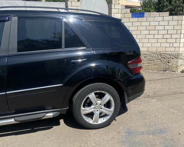 Черный Мерседес М-Класс, объемом двигателя 3 л и пробегом 319 тыс. км за 12000 $, фото 4 на Automoto.ua