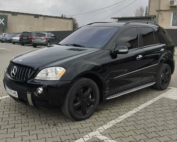 Черный Мерседес М-Класс, объемом двигателя 5.46 л и пробегом 239 тыс. км за 10800 $, фото 6 на Automoto.ua