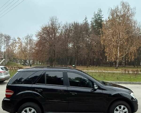 Черный Мерседес М-Класс, объемом двигателя 2.99 л и пробегом 396 тыс. км за 12000 $, фото 6 на Automoto.ua