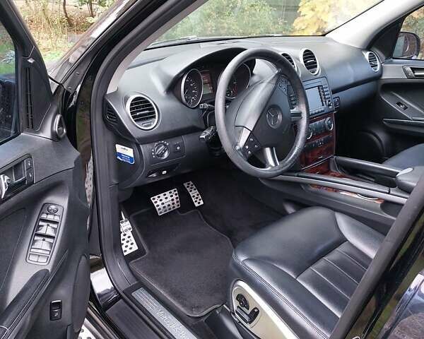 Черный Мерседес М-Класс, объемом двигателя 5.46 л и пробегом 310 тыс. км за 14000 $, фото 5 на Automoto.ua