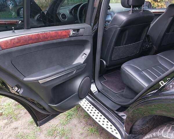 Черный Мерседес М-Класс, объемом двигателя 5.46 л и пробегом 310 тыс. км за 14000 $, фото 7 на Automoto.ua