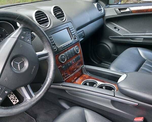 Черный Мерседес М-Класс, объемом двигателя 5.46 л и пробегом 310 тыс. км за 14000 $, фото 2 на Automoto.ua