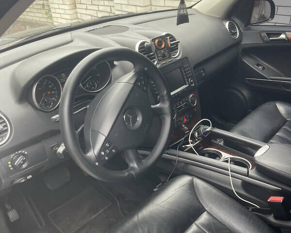 Мерседес М-Класс 2007 в Ирпене на Automoto.ua Черный Мерседес М-Класс, объемом двигателя 3.5 л и пробегом 227 тыс. км за 12500 $, фото 7 на Automoto.ua