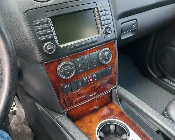 Черный Мерседес М-Класс, объемом двигателя 5.46 л и пробегом 310 тыс. км за 14000 $, фото 12 на Automoto.ua