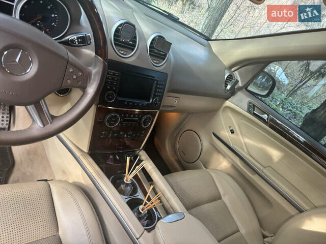 Черный Мерседес М-Класс, объемом двигателя 6.3 л и пробегом 148 тыс. км за 12500 $, фото 9 на Automoto.ua