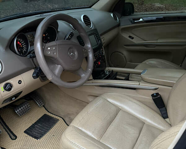 Черный Мерседес М-Класс, объемом двигателя 6.21 л и пробегом 283 тыс. км за 8600 $, фото 8 на Automoto.ua