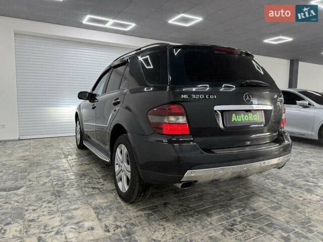 Черный Мерседес М-Класс, объемом двигателя 2.99 л и пробегом 380 тыс. км за 12300 $, фото 6 на Automoto.ua