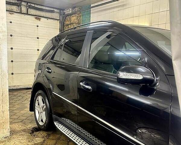 Черный Мерседес М-Класс, объемом двигателя 3.5 л и пробегом 241 тыс. км за 9800 $, фото 1 на Automoto.ua