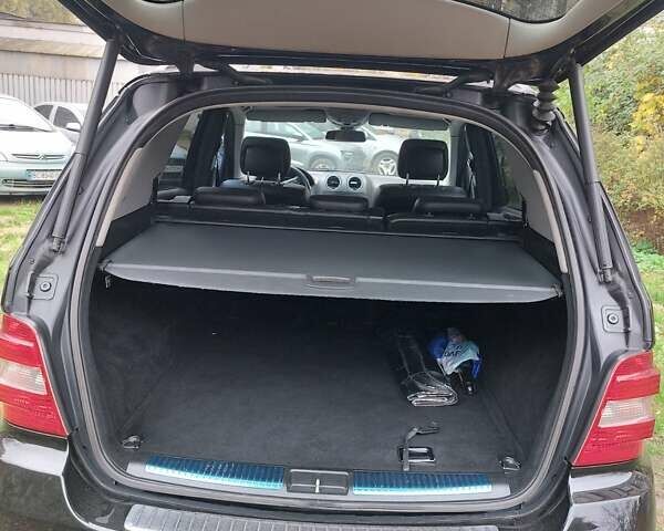 Черный Мерседес М-Класс, объемом двигателя 5.46 л и пробегом 310 тыс. км за 14000 $, фото 1 на Automoto.ua