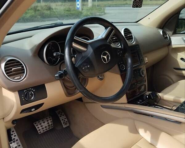 Черный Мерседес М-Класс, объемом двигателя 5.46 л и пробегом 239 тыс. км за 10800 $, фото 11 на Automoto.ua