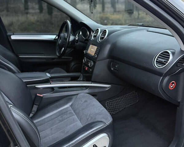 Черный Мерседес М-Класс, объемом двигателя 3 л и пробегом 275 тыс. км за 7900 $, фото 53 на Automoto.ua