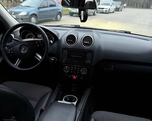 Черный Мерседес М-Класс, объемом двигателя 2.99 л и пробегом 396 тыс. км за 12000 $, фото 13 на Automoto.ua