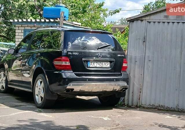 Черный Мерседес М-Класс, объемом двигателя 3.5 л и пробегом 220 тыс. км за 9999 $, фото 2 на Automoto.ua