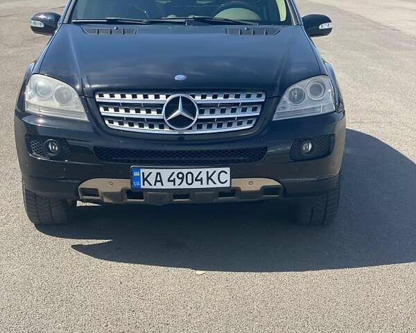 Черный Мерседес М-Класс, объемом двигателя 3 л и пробегом 200 тыс. км за 12000 $, фото 1 на Automoto.ua