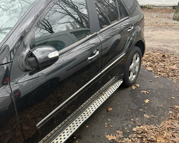 Черный Мерседес М-Класс, объемом двигателя 3.5 л и пробегом 313 тыс. км за 6500 $, фото 2 на Automoto.ua