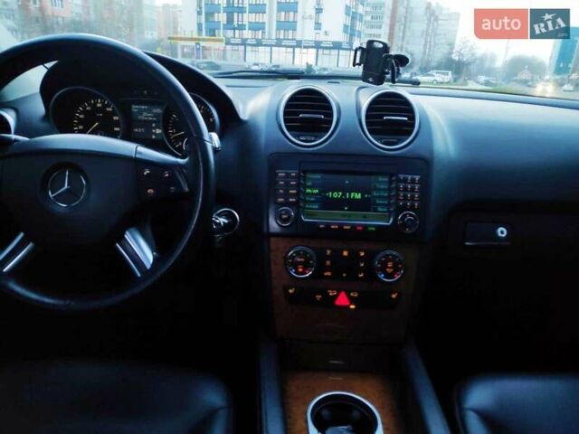 Черный Мерседес М-Класс, объемом двигателя 3.5 л и пробегом 237 тыс. км за 12000 $, фото 20 на Automoto.ua