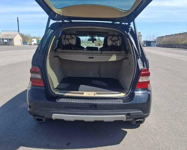 Черный Мерседес М-Класс, объемом двигателя 3 л и пробегом 200 тыс. км за 12000 $, фото 3 на Automoto.ua