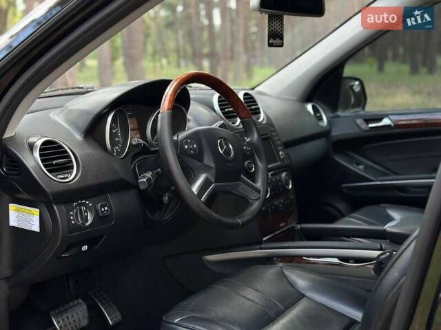 Черный Мерседес М-Класс, объемом двигателя 5.5 л и пробегом 255 тыс. км за 12000 $, фото 17 на Automoto.ua