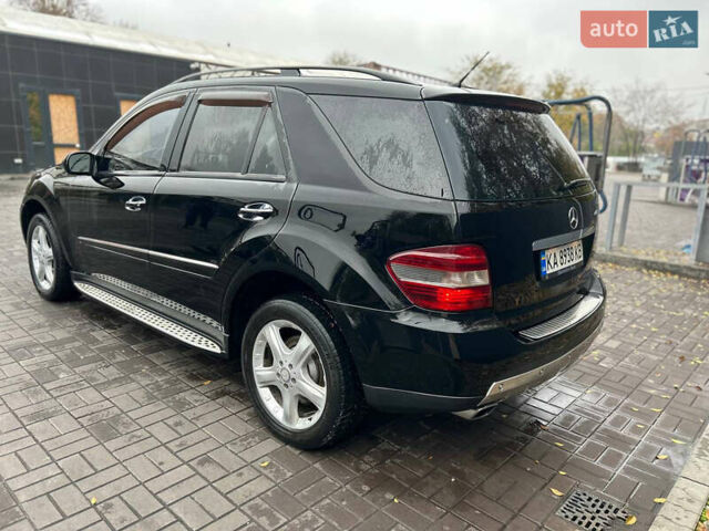 Черный Мерседес М-Класс, объемом двигателя 3.5 л и пробегом 276 тыс. км за 10499 $, фото 3 на Automoto.ua