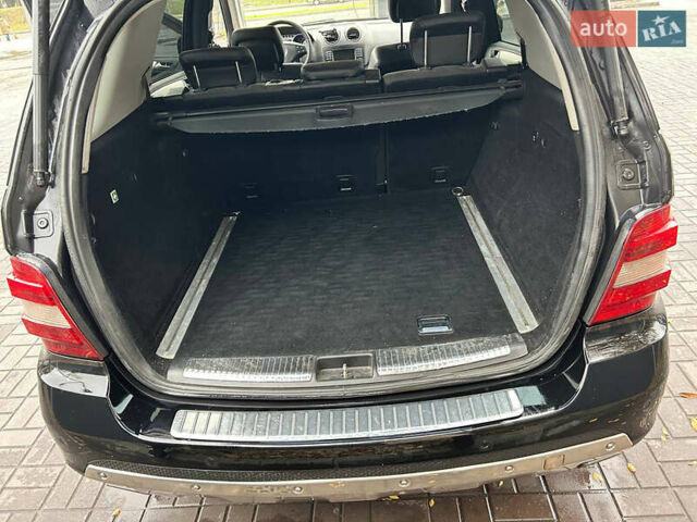 Черный Мерседес М-Класс, объемом двигателя 3.5 л и пробегом 276 тыс. км за 10499 $, фото 12 на Automoto.ua