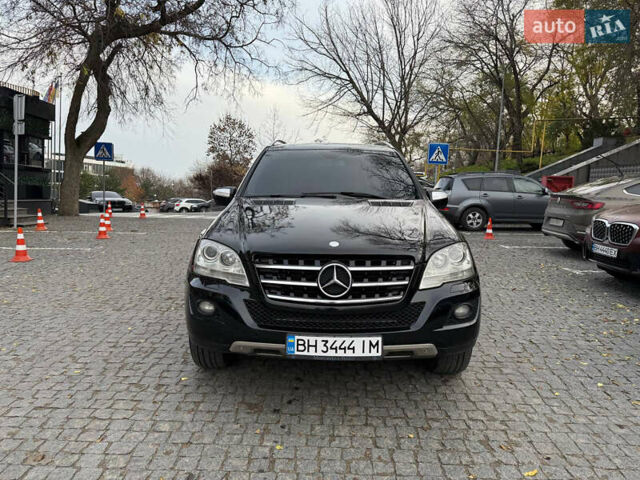 Черный Мерседес М-Класс, объемом двигателя 3.5 л и пробегом 192 тыс. км за 12500 $, фото 2 на Automoto.ua