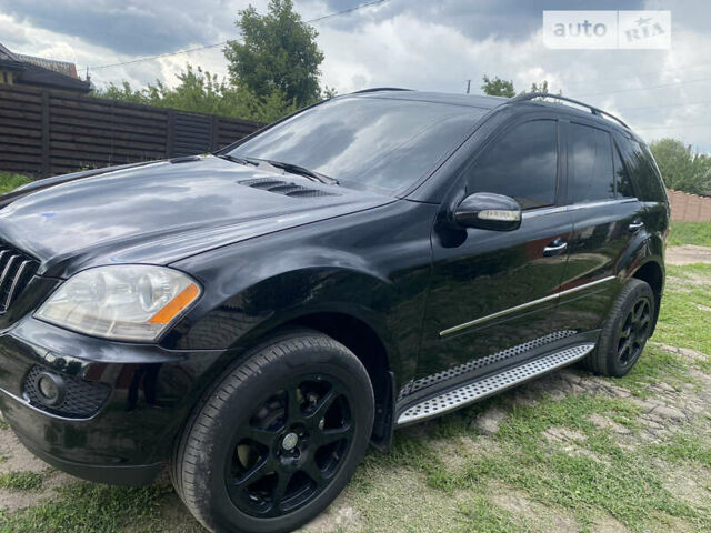 Черный Мерседес М-Класс, объемом двигателя 3.5 л и пробегом 295 тыс. км за 10000 $, фото 1 на Automoto.ua