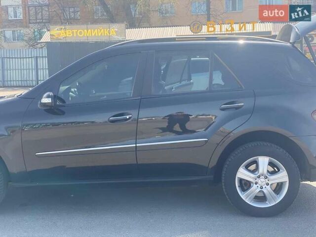 Черный Мерседес М-Класс, объемом двигателя 3 л и пробегом 200 тыс. км за 12000 $, фото 4 на Automoto.ua