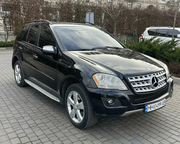 Черный Мерседес М-Класс, объемом двигателя 3.5 л и пробегом 281 тыс. км за 10000 $, фото 1 на Automoto.ua