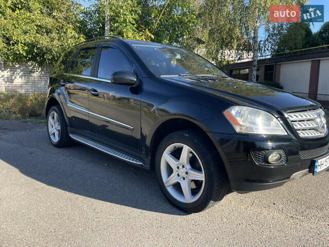 Черный Мерседес М-Класс, объемом двигателя 3.5 л и пробегом 285 тыс. км за 10000 $, фото 1 на Automoto.ua