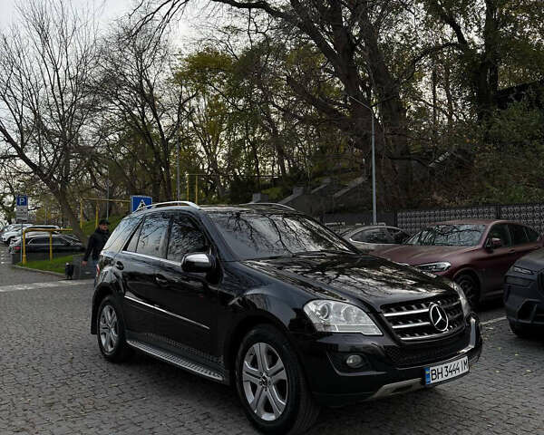 Черный Мерседес М-Класс, объемом двигателя 3.5 л и пробегом 192 тыс. км за 12500 $, фото 1 на Automoto.ua